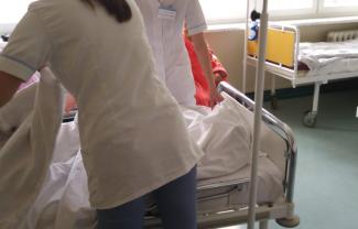 Zajęcia praktyczne, studenci I roku pielęgniarstwa w Oddziale Wewnętrznym: autor zdjęcia przedstawiciel Szpitala